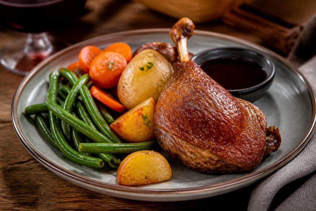 découvrez les meilleures saveurs et accompagnements qui subliment le confit de canard, un plat traditionnel aux arômes riches et authentiques.